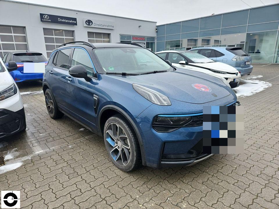 Frontansicht schräg rechts, blaues SUV auf Autohaus-Parkplatz, keine sichtbaren Schäden