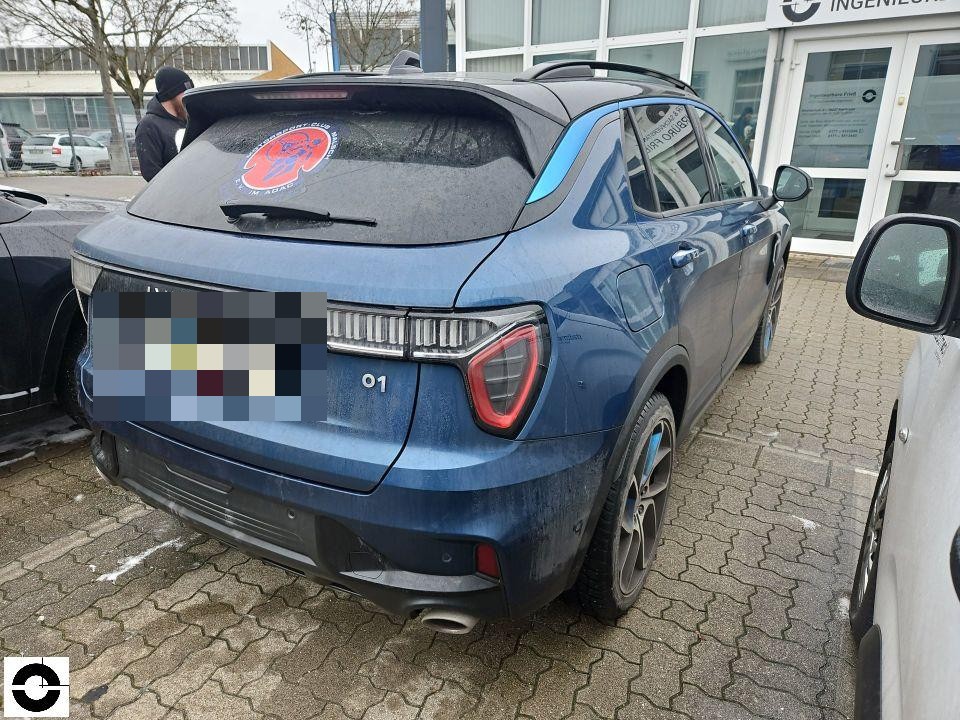 Heckansicht, blaues SUV mit Motorsport-Aufkleber, leichte Verschmutzung, keine sichtbaren Schäden