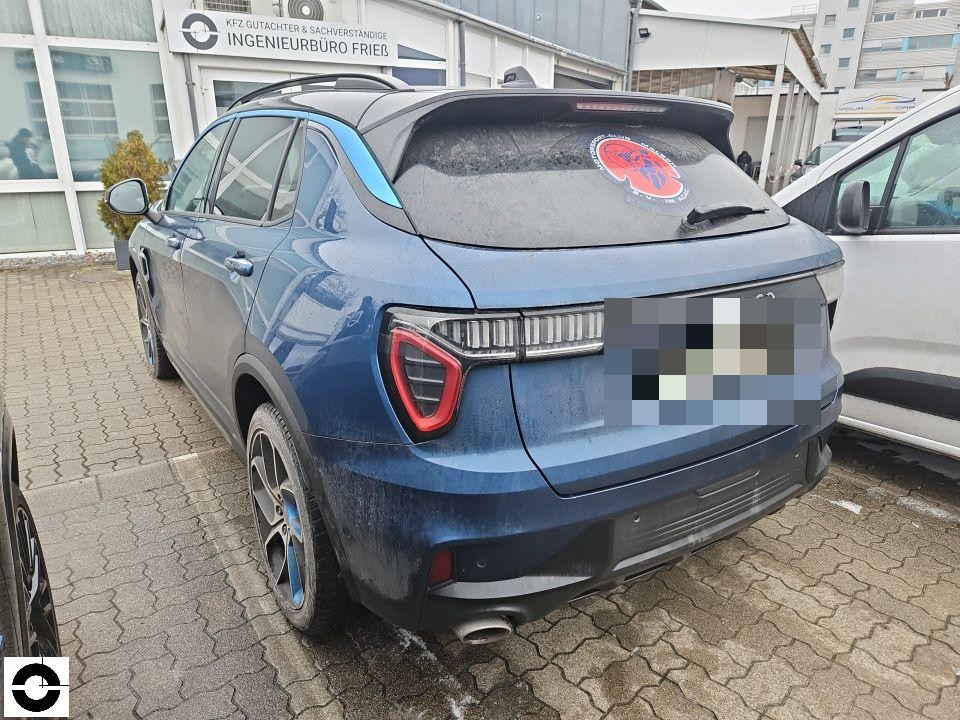 Heckansicht, blaues SUV mit verschmutzter Heckscheibe, Kennzeichen pixeliert, keine sichtbaren Schäden