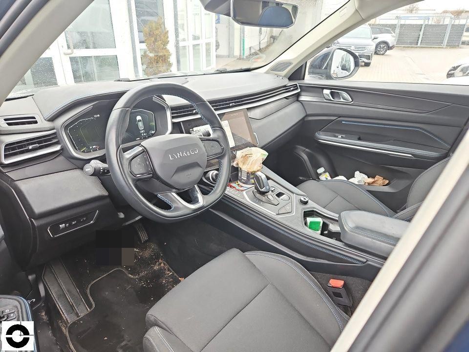 Innenraum Lynk & Co, Blick durch offene Fahrertür, verschmutzter Fußraum