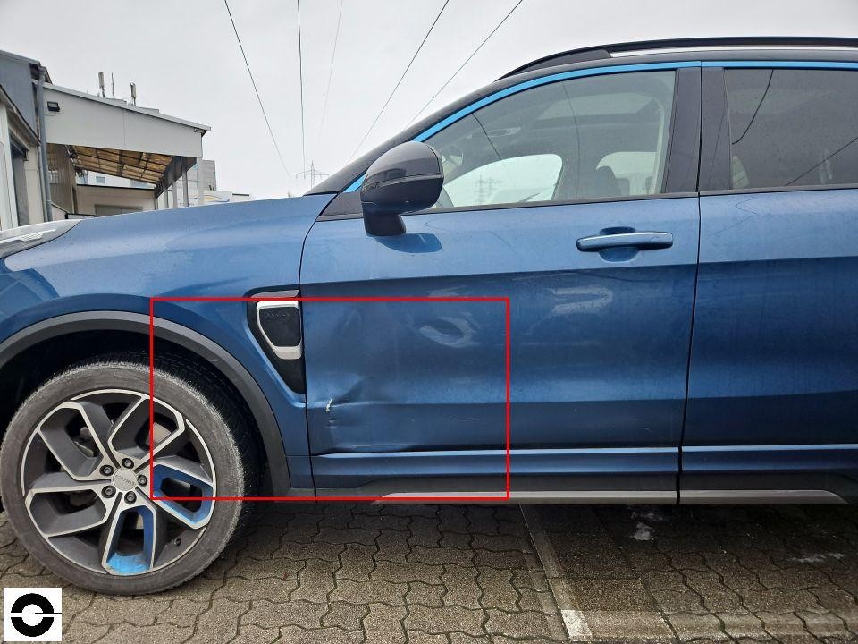 Linke Fahrzeugseite, Delle und Kratzer an vorderer Tür und Kotflügel