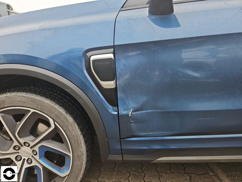 Lynk & Co SUV, linke Seite, Schürfschäden und Kratzer an vorderer Tür und Kotflügel