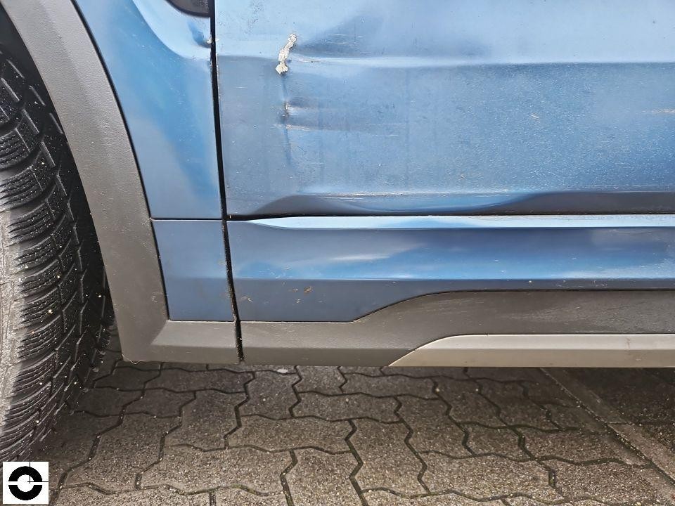 Seitenansicht linke Fahrzeugseite, Delle und Kratzer an Tür und Schweller, Lackabplatzer oben