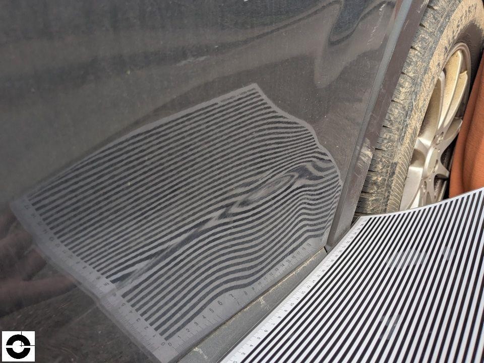 Dellenanalyse mit Streifenlicht-Reflexionsfolie am hinteren Kotflügel rechts