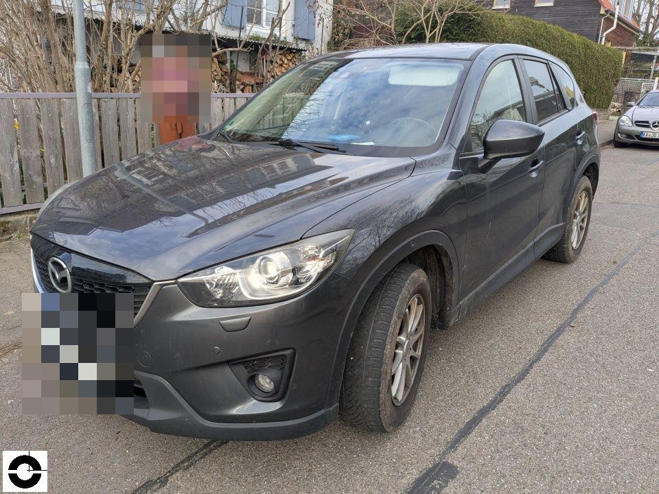 Frontansicht schräg von links, dunkles SUV, keine sichtbaren Schäden