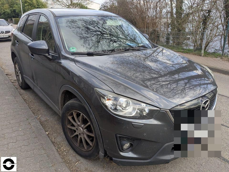 Frontansicht schräg von rechts, dunkles SUV, Kennzeichen bereits pixeliert