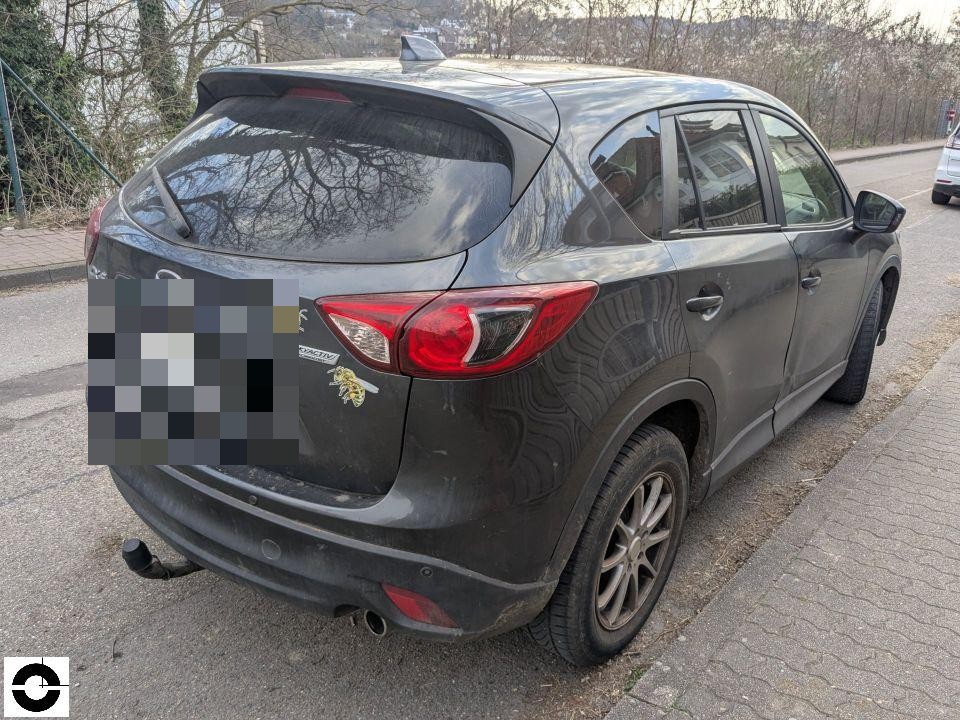 Heckansicht schräg rechts, Fahrzeug dunkelgrau, Kennzeichen bereits pixeliert, Anhängerkupplung sichtbar