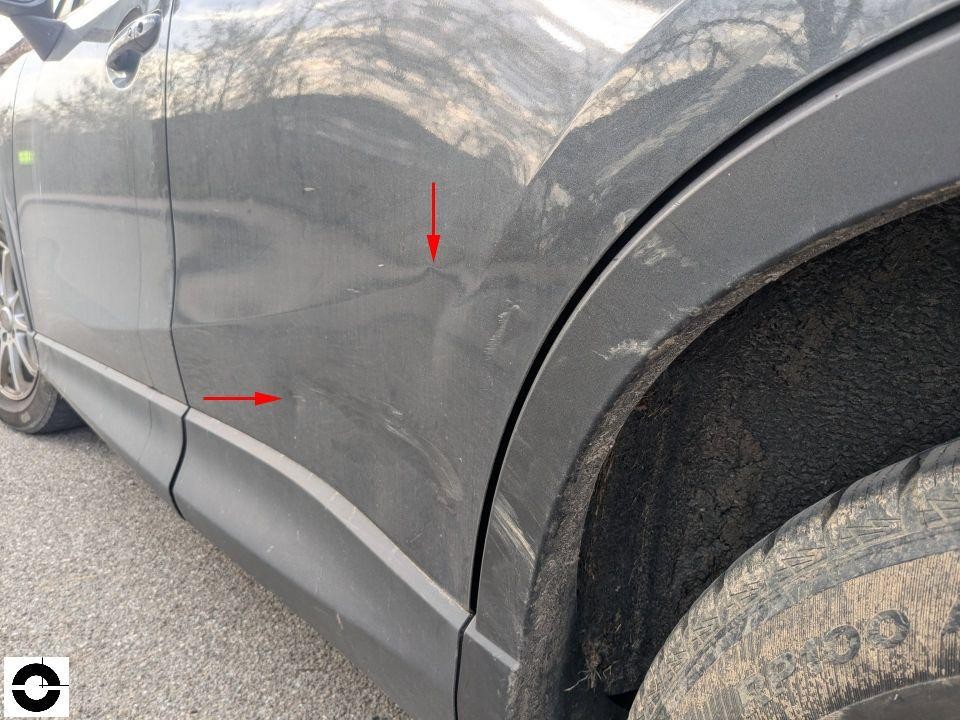 Hinterer linker Kotflügel und Radlauf mit Kratzern und Dellen, rote Pfeile markieren Schäden