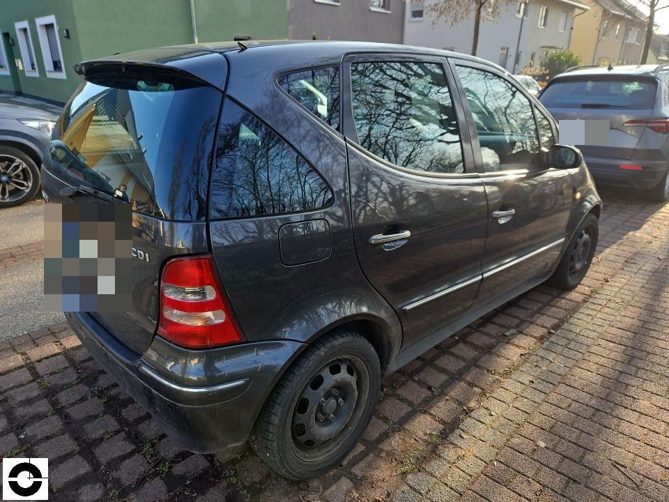 Heckansicht schräg rechts, dunkler Kompaktwagen, CDI-Schriftzug sichtbar, keine Schäden erkennbar