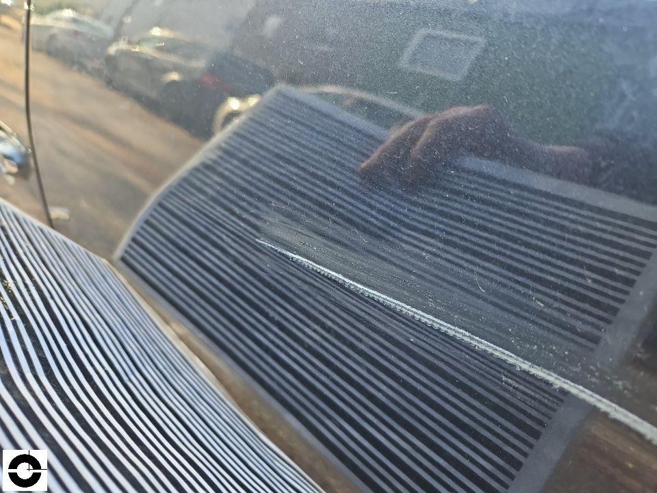 Heckscheibe mit Heizleitern, Verschmutzung und Spiegelung sichtbar