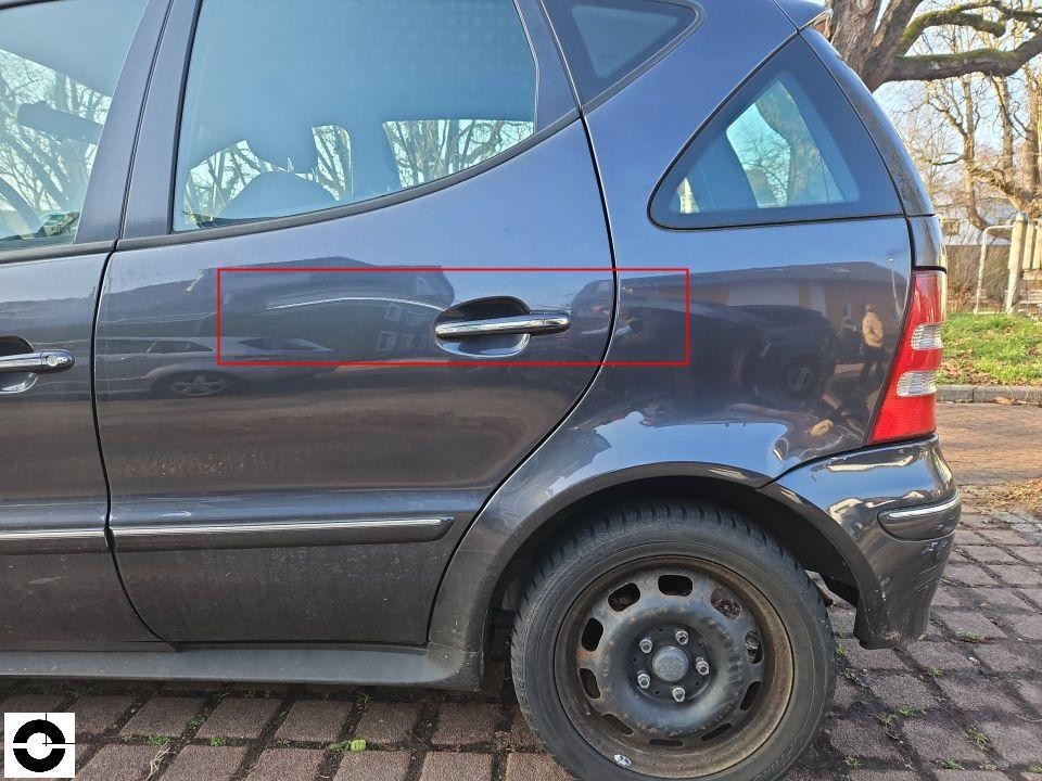 Hintere linke Seitenansicht, roter Markierungsrahmen an hinterer Tür, Kratzer/Delle sichtbar