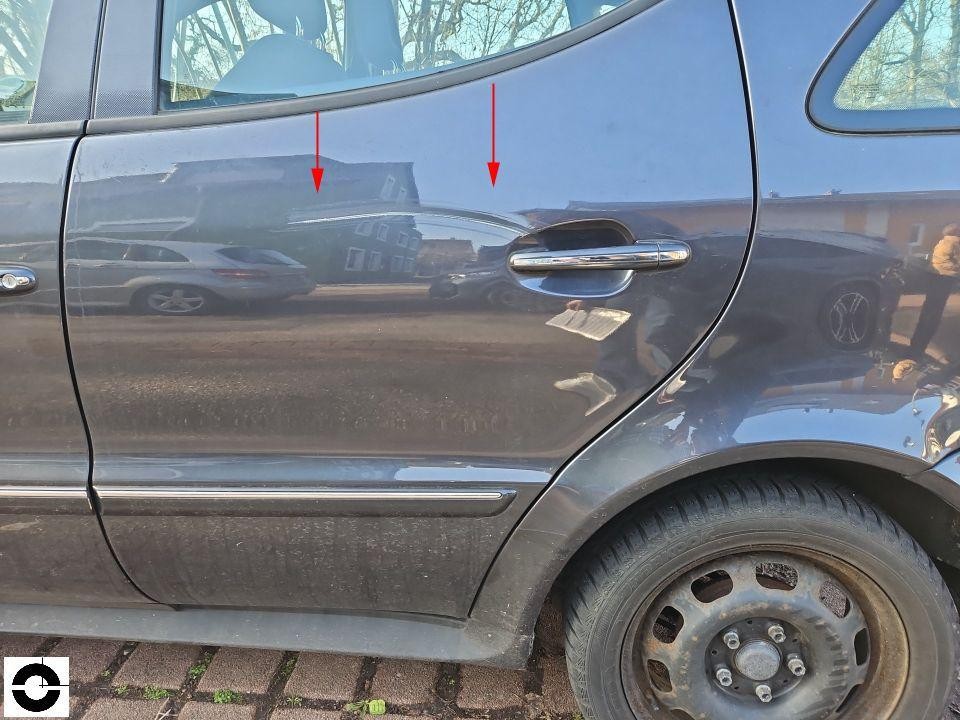 Hintere linke Tür, Seitenansicht, rote Pfeile markieren Dellen/Beschädigungen