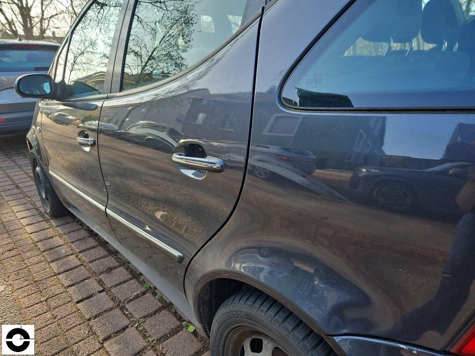 Linke Fahrzeugseite, hintere Tür und Kotflügel, keine sichtbaren Schäden