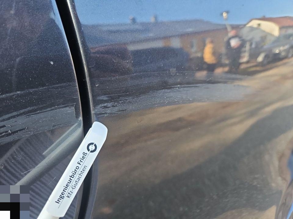 Nahaufnahme B-Säule rechts mit Gutachter-Magnetschild, leichte Verschmutzung sichtbar