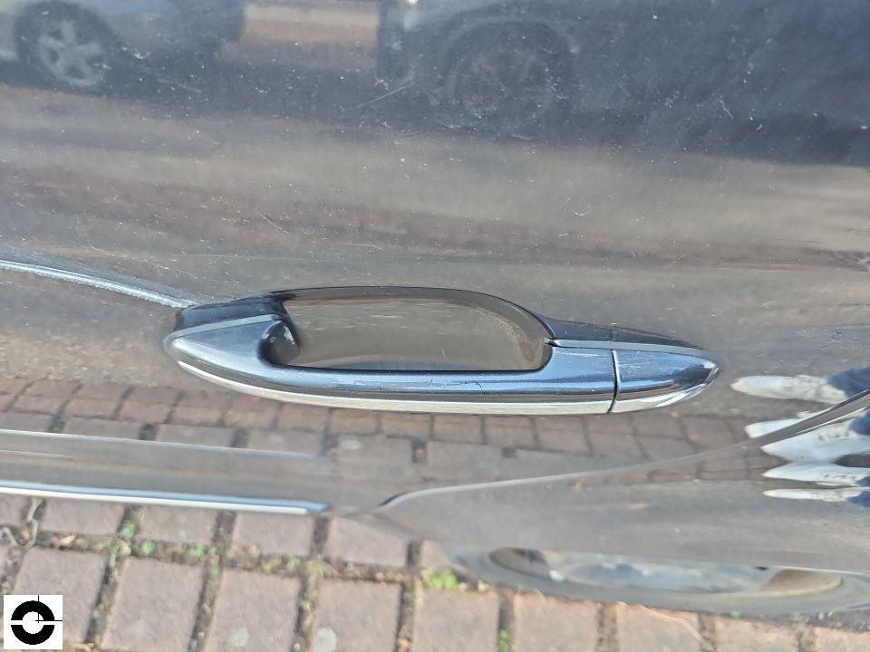 Nahaufnahme des Türgriffs an der rechten hinteren Tür, leichte Kratzer sichtbar