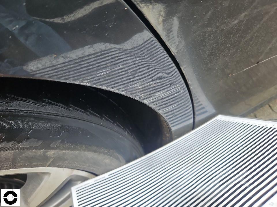 Detailaufnahme Radlauf hinten links mit Kunststoffverkleidung und Alufelge