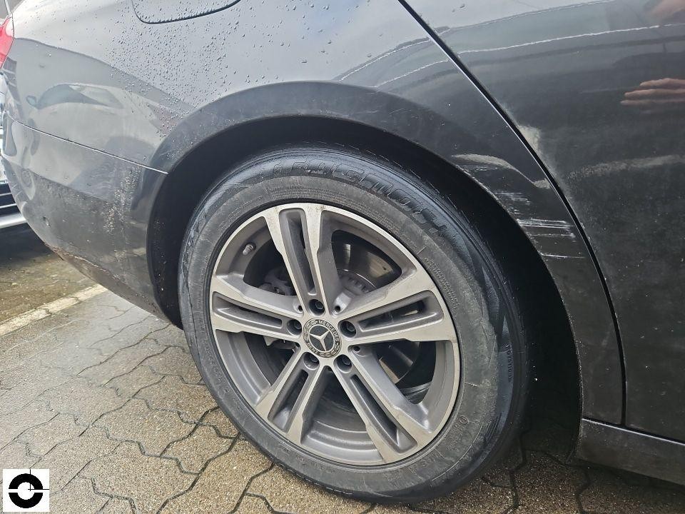 Hinteres linkes Rad mit Kratzern an Kotflügel und Tür, Mercedes-Felge sichtbar