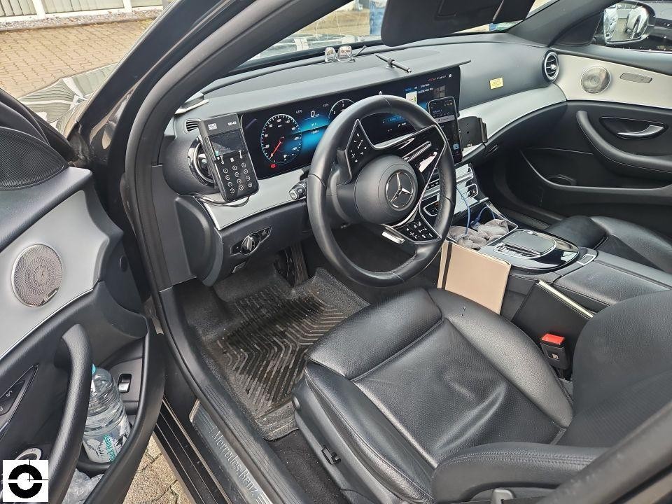 Innenraum-Ansicht, Fahrersitz, Lenkrad und Armaturenbrett mit digitalem Cockpit, keine Schäden erkennbar