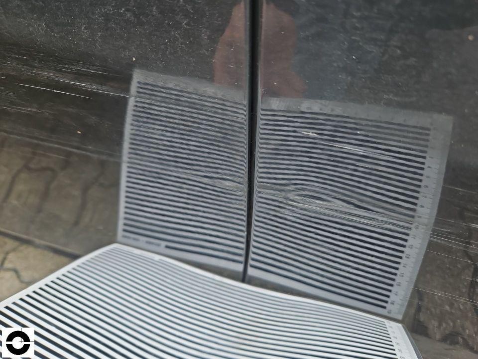 Messtafel auf Fahrzeugscheibe zur Dokumentation von Glasschaden oder Verformung