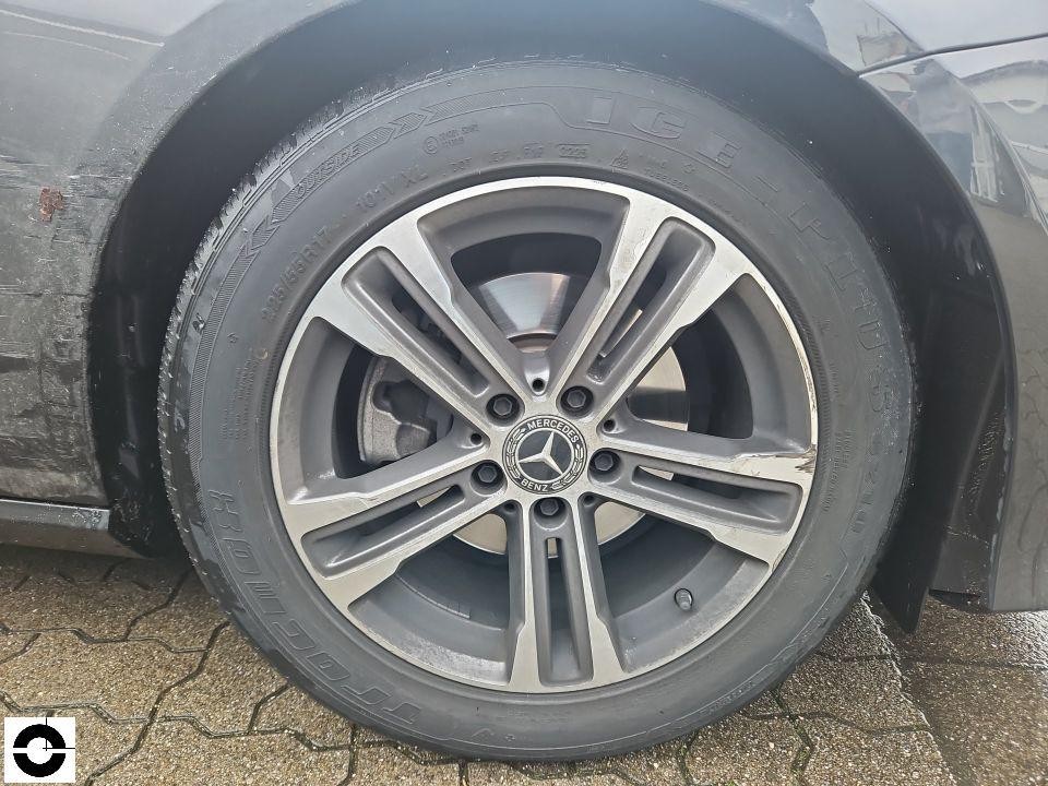 Nahaufnahme rechtes Vorderrad mit Mercedes-Alufelge, leichte Kratzer am Felgenrand