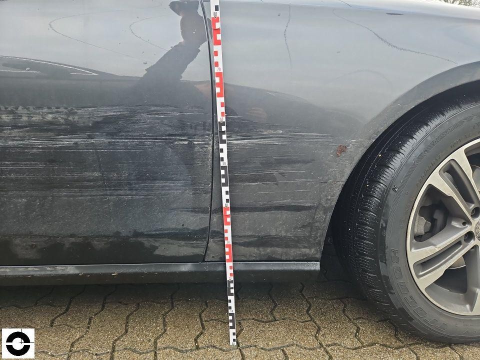 Seitenansicht rechts, massive Schleifspuren und Kratzer an hinterer Tür und Kotflügel mit Messlatte