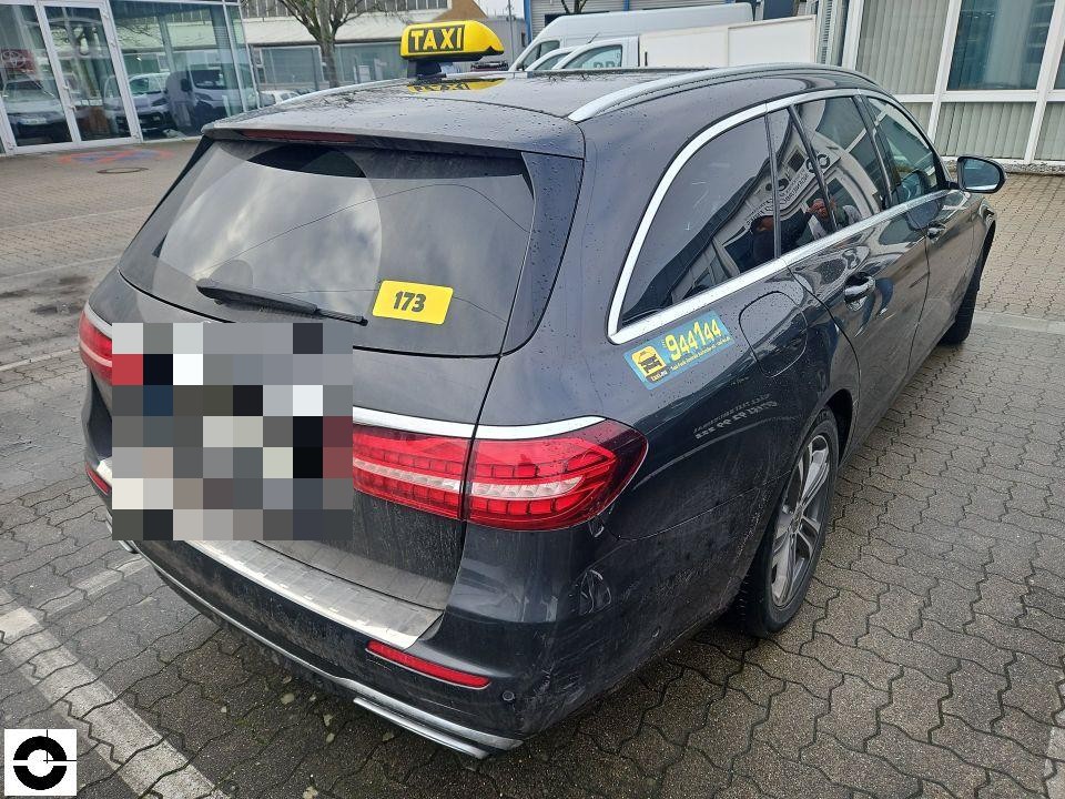 Taxi-Kombi Heckansicht schräg rechts, Kennzeichen pixeliert, Stoßstange verschmutzt