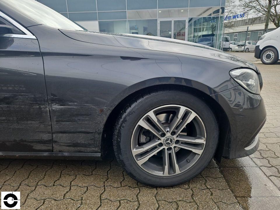 Vorderer rechter Kotflügel und Tür mit Kratzern und Scheuerspuren, Seitenansicht