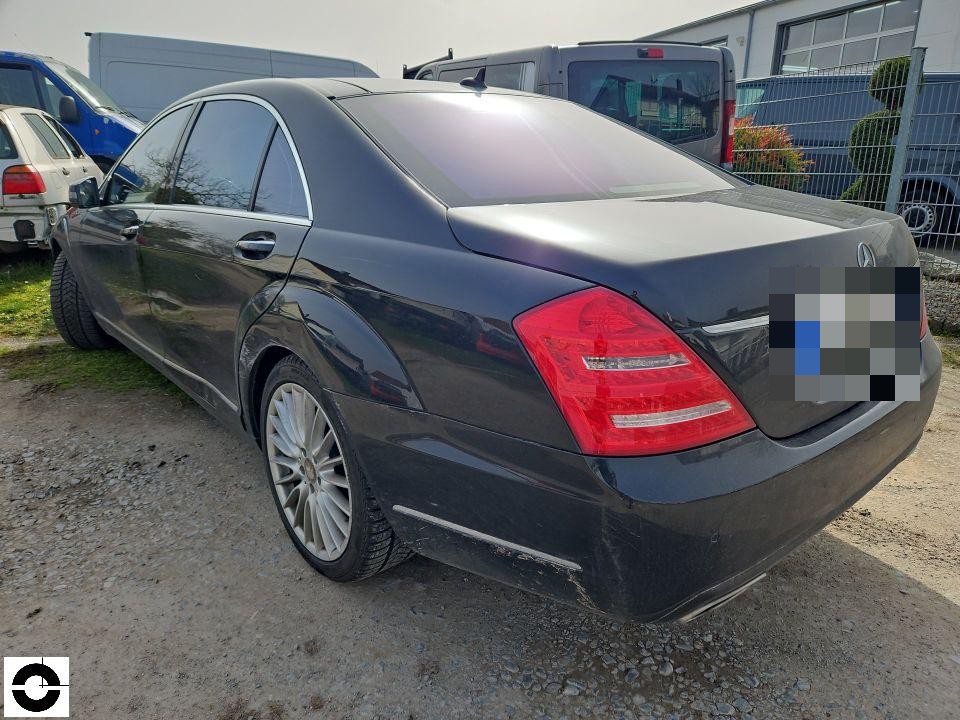 Heckansicht schräg links, schwarze Limousine, Kennzeichen pixeliert, keine sichtbaren Schäden