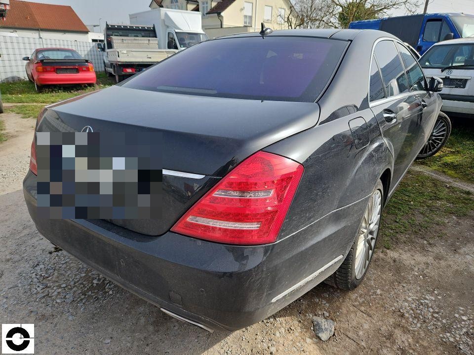 Heckansicht schräg rechts, schwarze Limousine auf Abstellplatz, keine sichtbaren Schäden