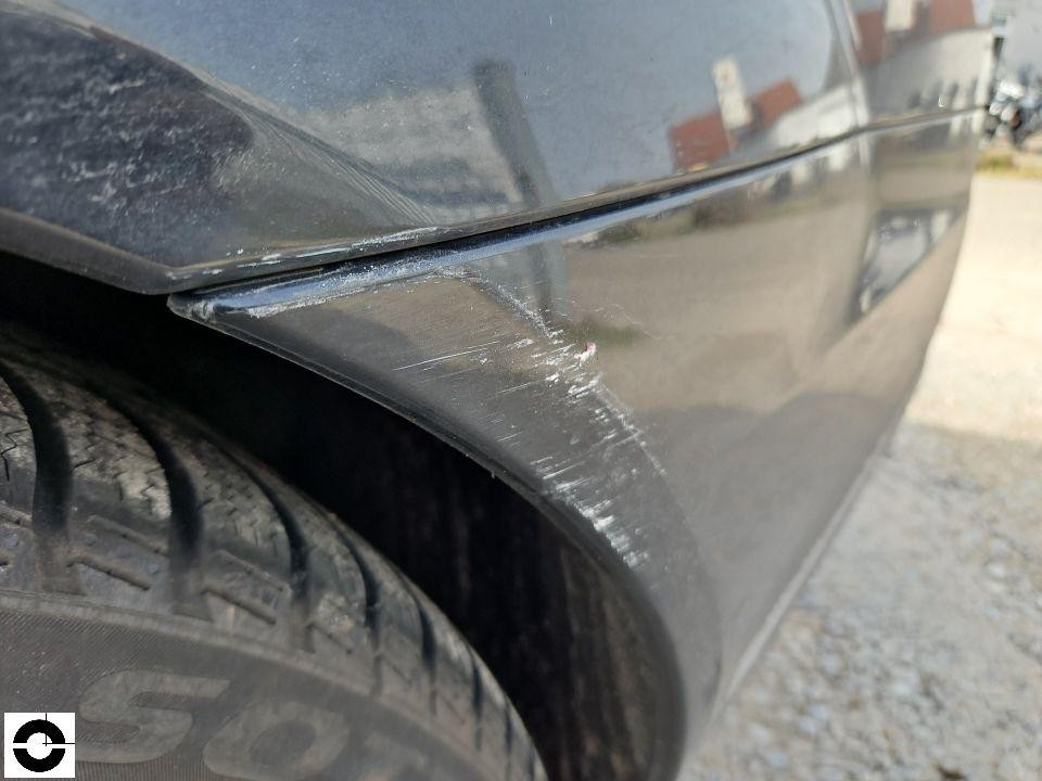 Hintere Stoßstange links, Schürfschaden mit weißen Kratzspuren am Radlauf