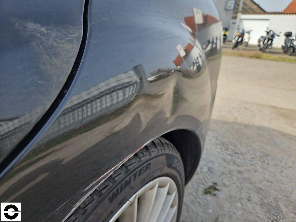 Hinterer linker Kotflügel mit Kratzern und Lackschäden, Radlaufbereich