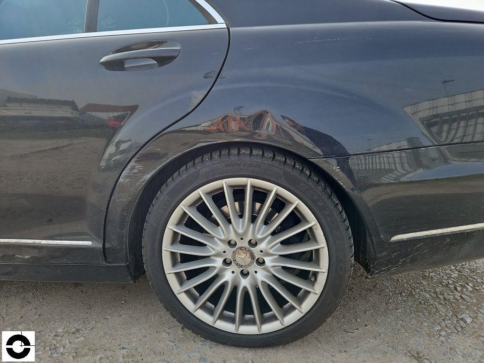 Hinterer linker Kotflügel und Radlauf, Mehrspeichen-Alufelge, dunkle Lackierung