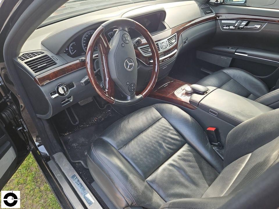 Innenraum Fahrerseite, schwarze Lederausstattung, Holzdekor, geöffnete Tür, gepflegter Zustand