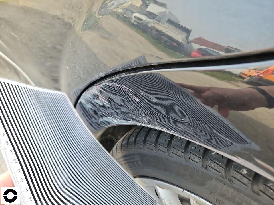 Kotflügel vorne rechts mit Dellenreflektor, Lackschäden und Kratzspuren sichtbar