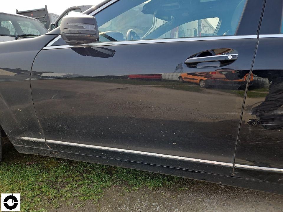 Linke Fahrzeugseite, Fahrertür und vorderer Kotflügel, leichte Verschmutzung sichtbar