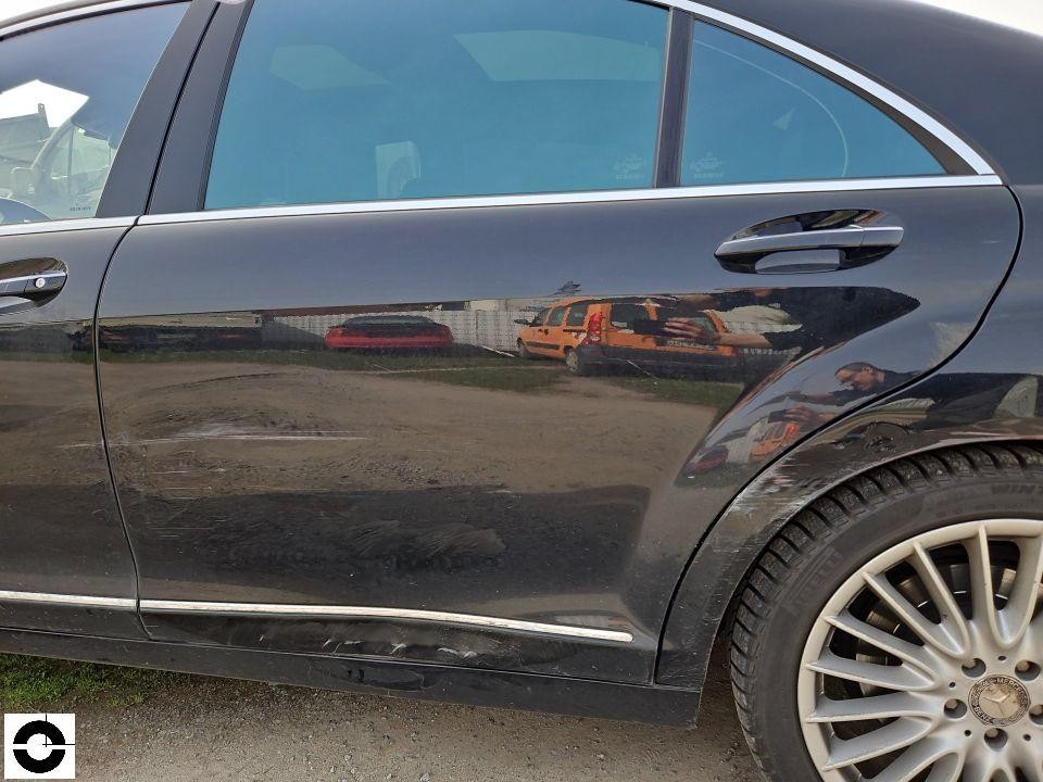 Linke Fahrzeugseite, hintere Tür und Kotflügel, keine sichtbaren Schäden