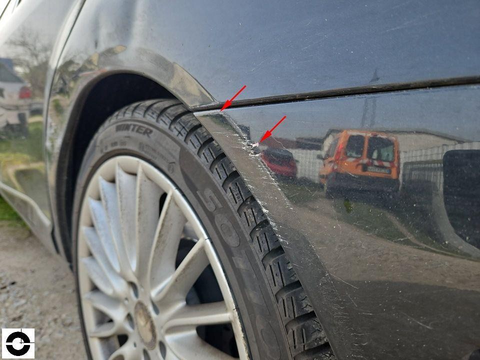 Linke Seite, vorderer Kotflügel mit Kratzern und Lackabplatzungen an Türkante markiert