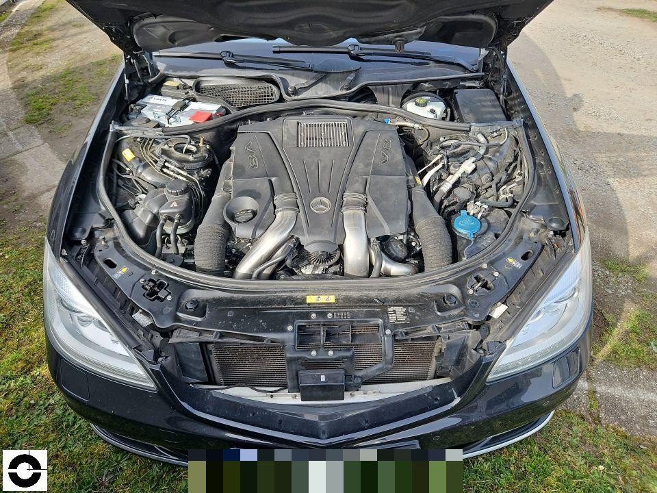 Motorraum von vorne, V8-Motor mit geöffneter Motorhaube sichtbar