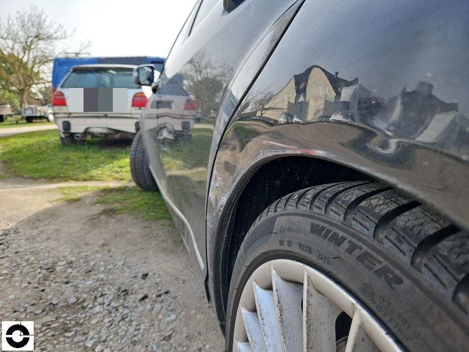 Seitenansicht linker hinterer Kotflügel mit Delle und Lackschaden am Radlauf