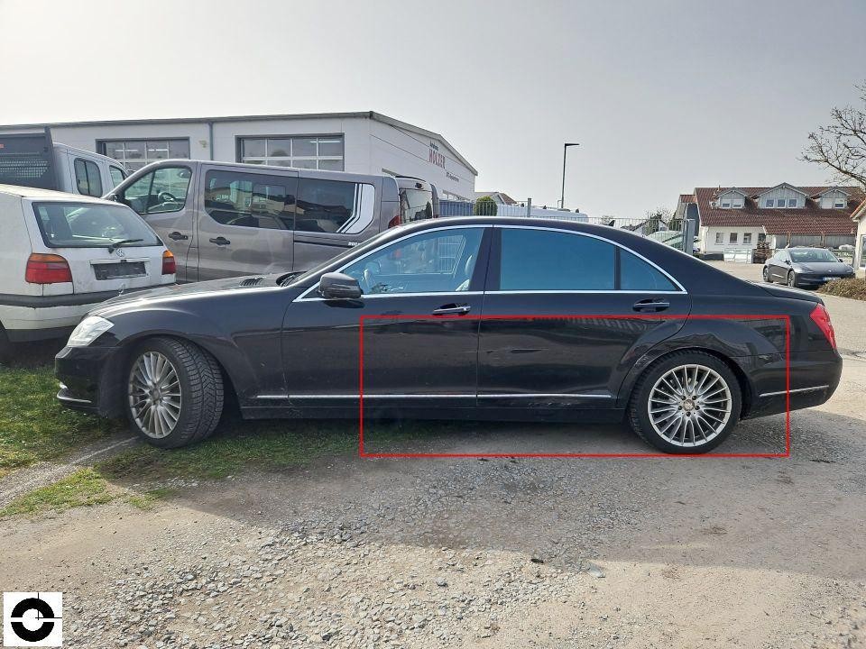 Seitenansicht rechts, Schaden an hinterer Tür und Kotflügel markiert