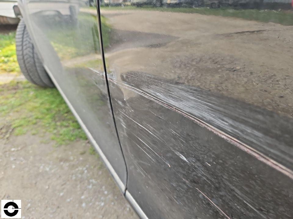 Seitliche Ansicht, Kratzer und Schrammen an hinterer Tür rechts