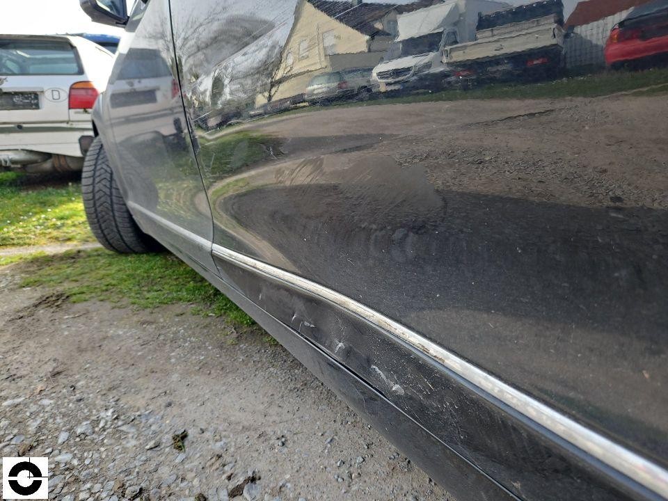 Seitliche Ansicht linke Fahrzeugseite, Kratzer und Lackabplatzer an Schweller und Tür