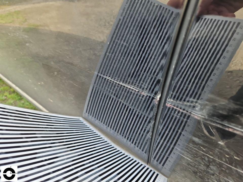 Windschutzscheibe mit Steinschlag, Messung mit Lineal zur Schadensdokumentation