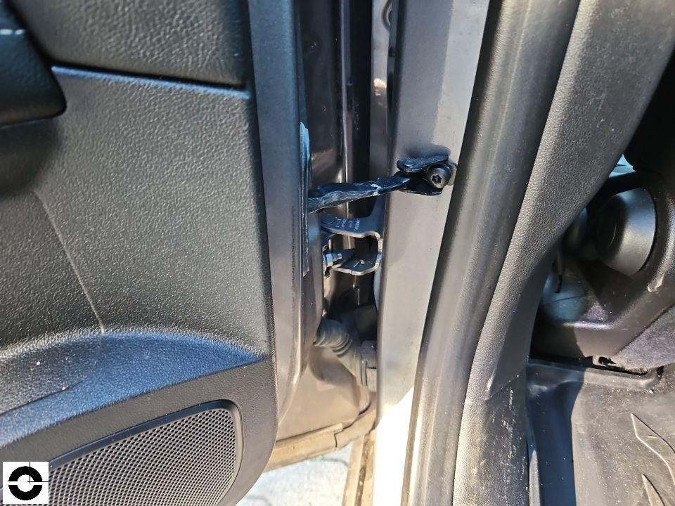 Detailaufnahme der B-Säule mit Türscharnieren und Kabelführung, linke Fahrzeugseite