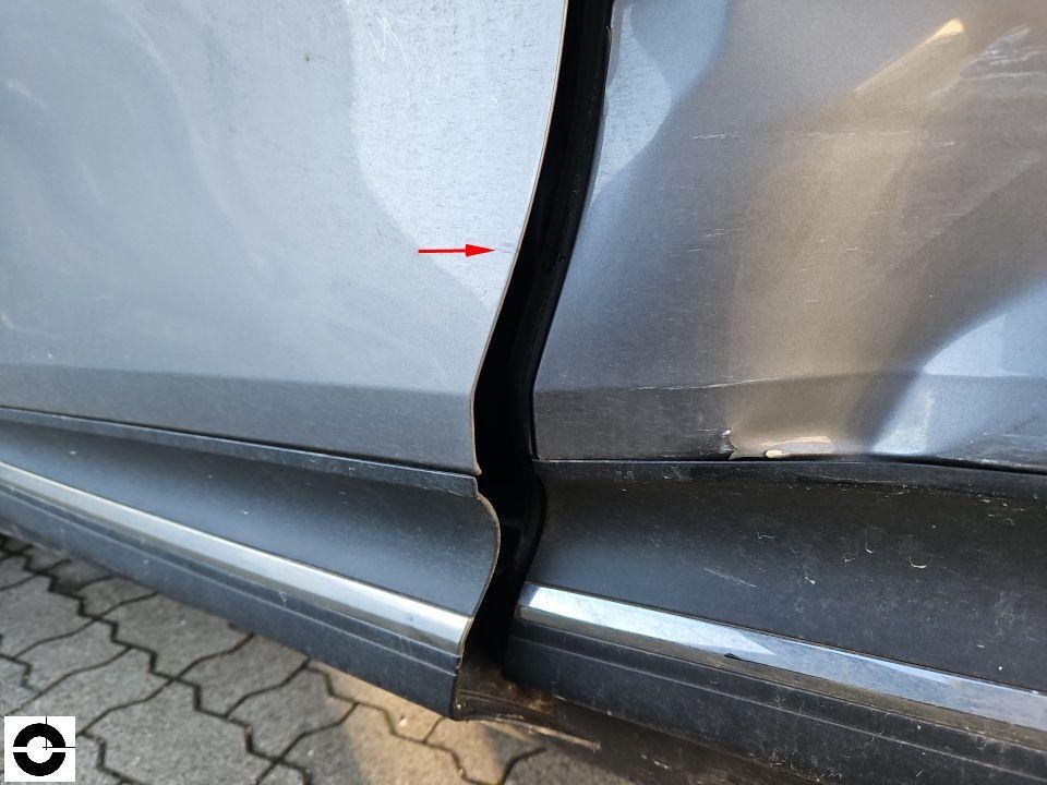 Detailaufnahme Spaltmaß zwischen vorderer und hinterer Tür, rechte Fahrzeugseite, roter Pfeil markiert ungleichmäßigen Spalt