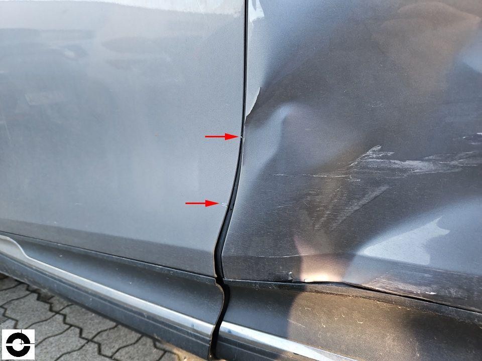 Detailaufnahme Übergang Tür zu hinterem Kotflügel rechts, Kratzer und Schürfspuren mit roten Markierungspfeilen
