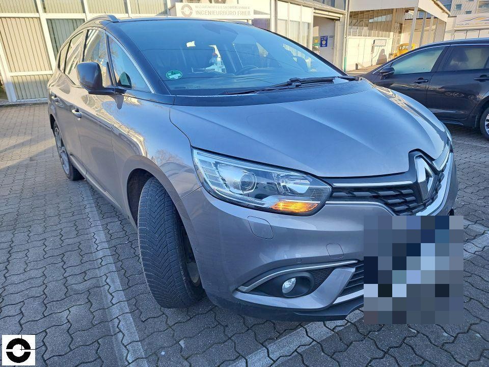 Frontansicht schräg von rechts, silbergrauer Van, Kennzeichen pixeliert, keine sichtbaren Schäden