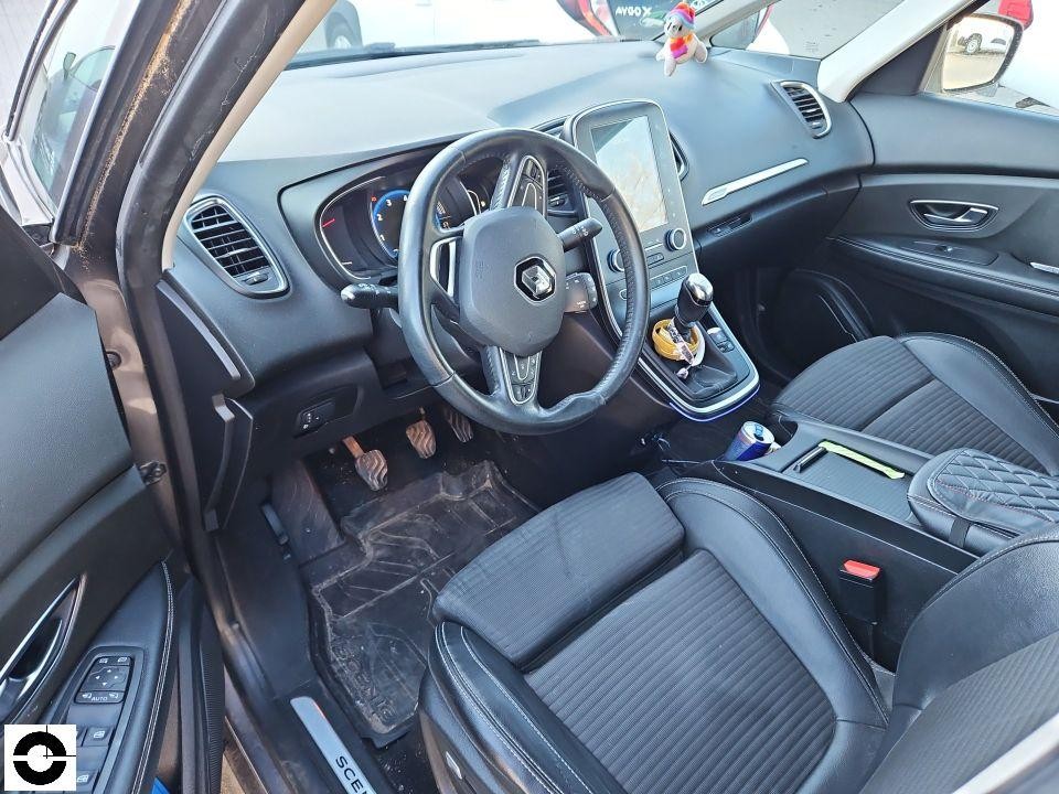 Innenraum Fahrerseite, Blick auf Lenkrad, Sitze und Mittelkonsole, keine Schäden erkennbar