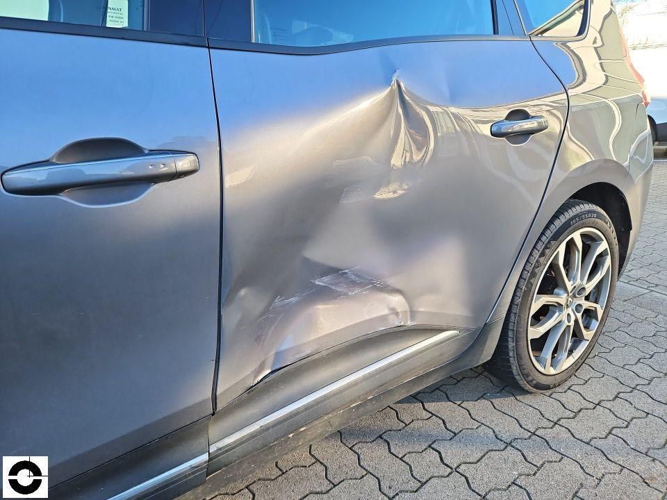 Linke Seite, massive Einbeulungen an hinterer Tür und Kotflügel hinten