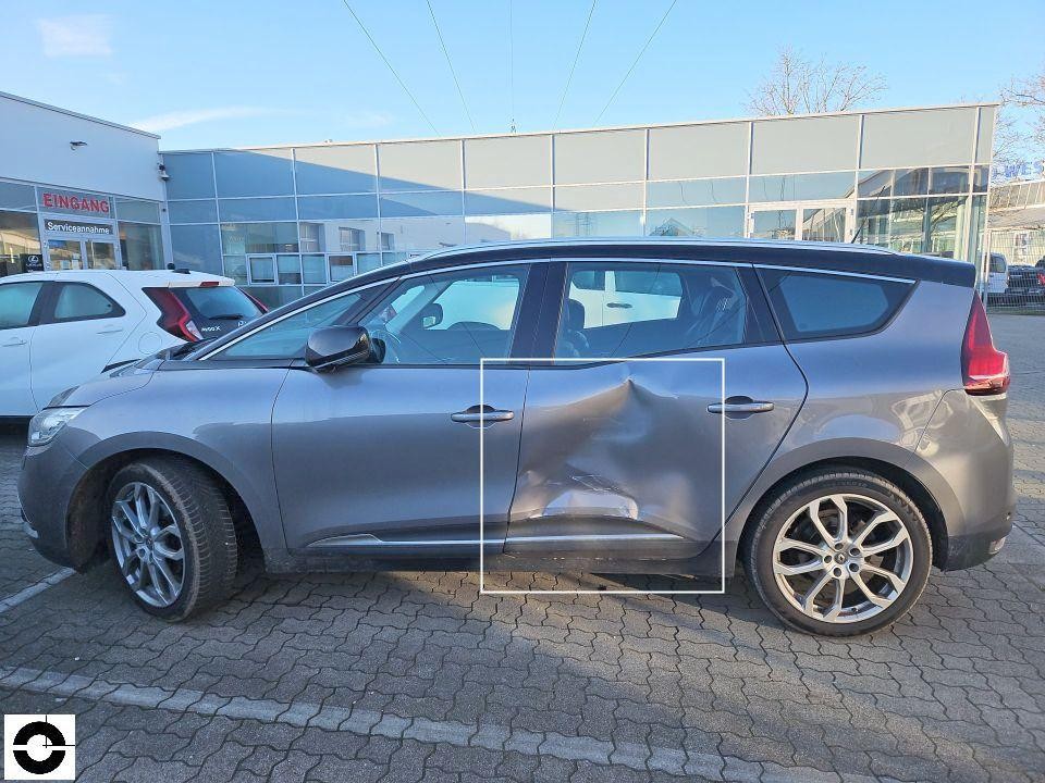 Seitenansicht links, erhebliche Delle an hinterer Tür und Schweller